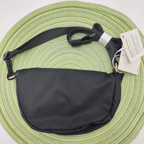 💎 lululemon athletica Black Crossbody Bag with Gold Accents 2L - Picture 2 of 5